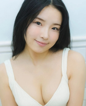 森虹花　最新グラビア水着画像　14枚の画像