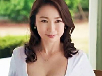 むちむちエロボディに巨乳の四十路熟女が刺激を求め初脱ぎ!SEXが大好きな清楚系ビッチな美魔女の潮吹き敏感ま●こに中出しの画像