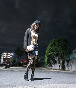 デニムミニスカでナンパを期待して街中散歩して最後はトイレで気持ち良くなるの画像