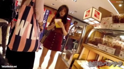 お友達とデパートに買い物にきてる台湾人の可愛らしいお姉さんのカラフルパンティを盗撮の画像