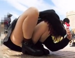女と組んで夢の国でミニスカ私服女子二人を追跡尾行しパンツ逆さ撮りの画像
