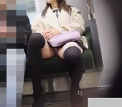 電車対面座席からムチムチニーハイソックスのお姉さんのパンツ盗撮逆さ撮りもの画像