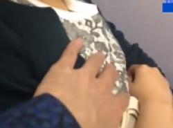 電車内ガチ痴漢・爆睡中のお姉さんのおっぱいを服の上から触るの画像