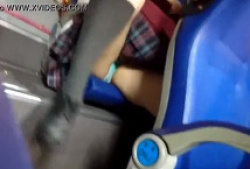 バス車内で後ろに座ってるミニスカ制服女子を盗撮したらパンツ見えたの画像