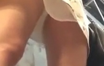 パンチラ盗撮・スマホに夢中の足開いてる内股女子大生に接写！白いパンツ逆さ撮りの画像