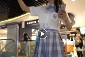 パンチラ盗撮・背後から今時の可愛い制服ミニスカ女子のおパンツ逆さ撮りの画像