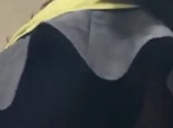 パンチラ盗撮・エスカレーターで黒タイツお姉さんの黒スカート捲るも黒すぎて何も見えねえの画像