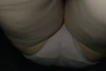 パンチラ盗撮・ムチムチ太腿セルライト綿パンでかけつお姉さんのおパンツ逆さ撮りの画像