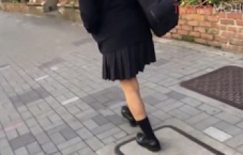 やべえ!スカートを手で抑えて抵抗してんのにお構いなくミニスカを捲りパンツを盗撮する男の画像