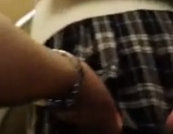 やべーw両手で堂々と完全にスカート捲ってるw制服女子の可愛いお尻と縞々パンティ盗撮の画像