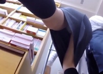 パンチラガチ盗撮・靴カメラで書店店員（30代ぐらいのお姉さん）のおパンツ下半身逆さ撮りの画像