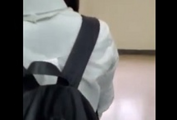 パンチラ盗撮・卑劣！近所の制服娘に粘着してエレベーターではみ出しパンティ逆さ撮りの画像