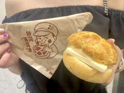 【画像】台湾で大ブームの板バターメロンパンがこれの画像