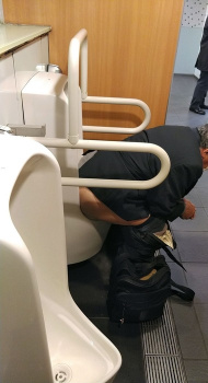 【画像】駅の公衆便所に超やべえ奴がいたwwwwwwwwwwwwwwの画像