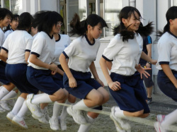 【画像】縄跳びする女子中学生のおっぱいの画像