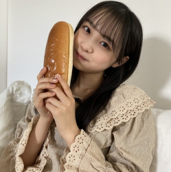 【画像】女さん、パンを食べるだけなのにいつもの癖が出てしまうｗｗｗｗｗｗｗｗｗｗｗｗｗｗｗｗｗｗｗｗｗｗの画像