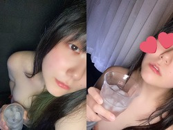 ２２歳女が顔あり上半身裸になって乳首チラむっちりおっぱい自撮りの画像