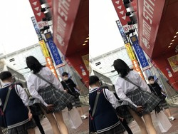 一昨日の暴風雨で横浜駅にいたミニスカJKのめくれあがるスカートを盗撮の画像
