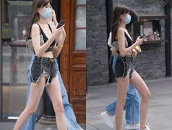 街中でダメージジーンズ履いた中国人女性のパンツが隙間から丸見えになるの画像