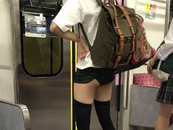 電車内でスカートめくれてパンツ丸見えの女が盗撮されるの画像