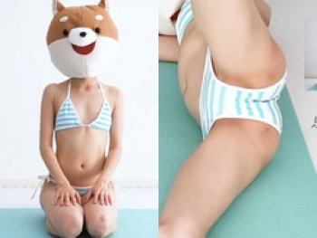 貧乳なエロ系YouTuberが縞々ビキニや純白パンツでエロい大股開き筋トレの画像