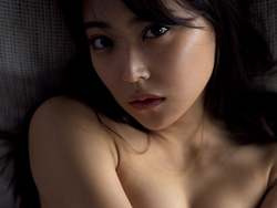 グループ卒業間近のNMB48白間美瑠が半裸の乳寄せセミヌードの画像