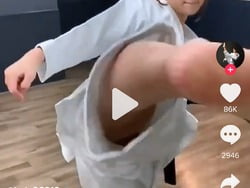女優の長野じゅりあTikTok動画で蹴りの瞬間隙間から黒パンツが見えてしまうの画像