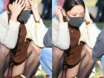 M字開脚座りした無防備なお姉さんの全開股間パンツが盗撮されてしまうの画像
