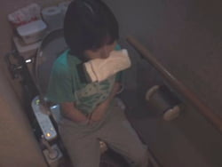 元AKB48大島涼花がトイレでパンツに手を突っ込んで一人オナニーで慰めてしまうの画像