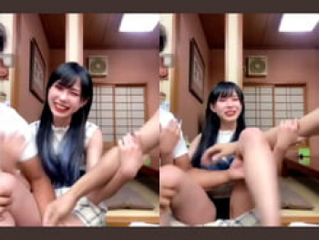 インスタライブで彼女に無理やり開脚させて黒パンチラさせてしまうの画像