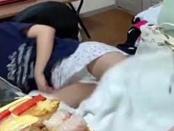 STU48門脇実優菜がSHOWROOM配信で寝転んで豪快な白パンチラハプニングの画像