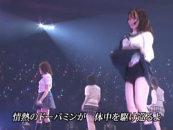 NMB48和田海佑がライブで制服スカートめくりあげて豪快に見せパン見せるの画像