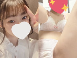 北海道の女子大学生１年がほぼ顔晒し全裸でバイブ放尿エロ動画自撮りの画像