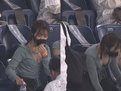 DAZNで野球観戦中の千葉ロッテ巨乳女子が胸チラしてるシーンが映り込むの画像