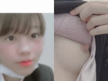 女子校に通ってる現役JK18歳が幼い顔出したくしあげおっぱい揉み自撮りの画像