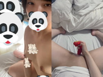 20歳女子がクリ吸い付きバイブで全裸パイパンオナニー自撮りの画像