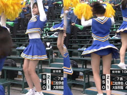 高校野球、ニ松学舎高校の美少女JKチアがターンして青ブルマ丸見えの画像