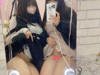 女コスプレイヤーがノーパンのまま女2人組でご飯食べにいくの画像