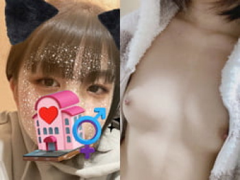 18歳の小柄な処女大学生が幼さが残る全裸おっぱいヌード自撮りの画像