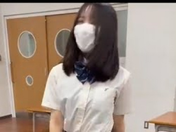 TikTokで現役女子高生すなずり(かりん)が机上で騎乗位して喘ぐの画像