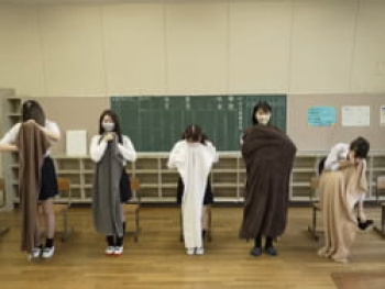 学校の教室でJK制服の早脱ぎ大会が開催されるの画像