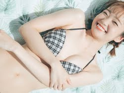 人気のウマ娘声優大橋彩香が新作写真集で貧乳下着と水着姿を解禁の画像