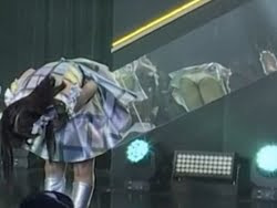 HKT48のアイドルが背面ミラーで斬新なパンチラをしてしまうの画像