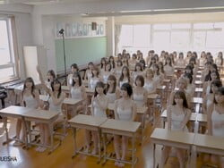 白水着姿の女を教室ですし詰め状態にする週プレの企画動画がエロいの画像