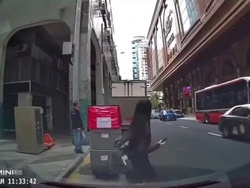 スマホ見ながらよそ見して横断した香港女子が交通事故で黒パンチラの画像