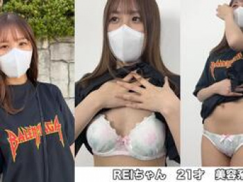 最近の若い女子はYouTubeインタビューなら簡単に下着を見せてしまうの画像