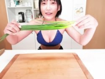 大食いYouTuber木下ゆうかが水着姿になって谷間おっぱいアピールの画像
