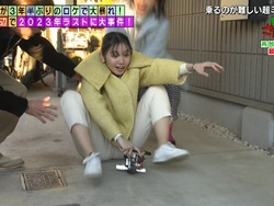 モヤモヤさまぁ～ず2で田中瞳アナがM字開脚して騎乗位のワレメを晒すの画像