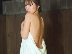 ラブライブ声優の逢田梨香子が新写真集でバスタオル背中セミヌード解禁の画像