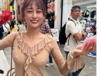 大阪の人混み繁華街でノーブラ乳首浮いた女性が炎上してしまうの画像